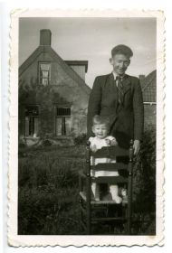 Man  vraagteken  met kindje op stoel