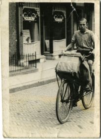 07   P. de Jong jr. op de fiets
