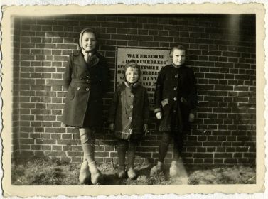 Bij de watermolen Hantum   Baukje Toren en zusjes De Vries