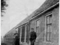 Boerderij oud   met twee mensen