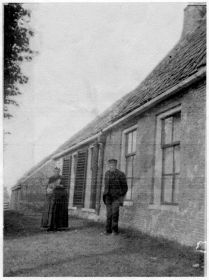 Boerderij oud   met twee mensen