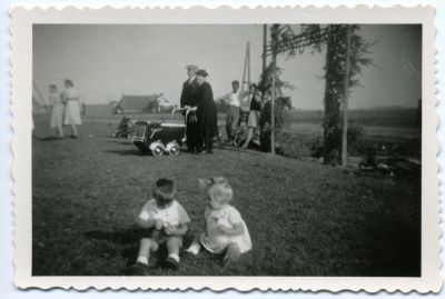 02   Geert en Gerda Linthof en Jochum en Gaatske Smits met kinderwagen 05 09 1948