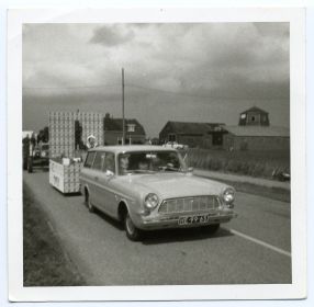 05   Optocht versierde wagens bij Molen aan de Stasjonswei te Hantum Auto van Hille Postma  vr.teken 