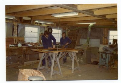 Hille Postma en een werknemer in de oude werkplaats