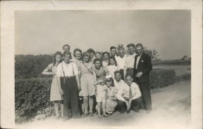 Aan de rand van Hantum bij G. Sijens      1946   a