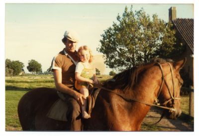 21   Jessica van der Veen bij Botte de Vries op het paard ong. 1980