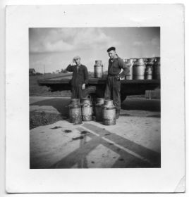 01   Melkrijder Hendrik v.d. Veen met zoon Sape