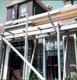 031   Simmer 1983   Fernijen fan de daksgoaten