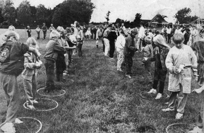 dorpsfeest 1988   schooljeugd in actie
