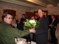dsc03188 1    tenslotte  organist wim de graaf krijgt een bosje bloemen van doeke