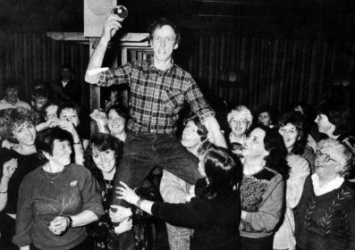 gebeurtenissen   hantumhuizen huldigde eigen elfstedenkampioen   28 februari 1986
