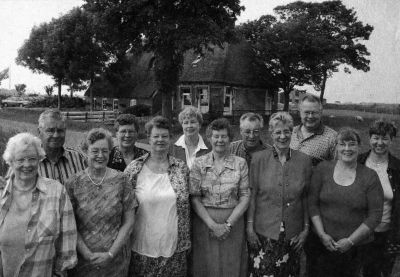 gebeurtenissen   klaas en anneke posthumus de beer op bezoek   anneke 5e van links   hantumeruitburen   juni 2003