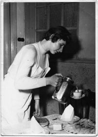 annie braaksma schenkt koffie in  t lokaal