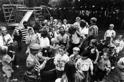 gebeurtenissen   oudste inwoner opent speeltuin hantumhuizen   1990