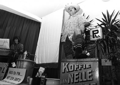 revu   26 01 1990   je mutte mar hoare doar aan t set   henriette vd zee toetsen