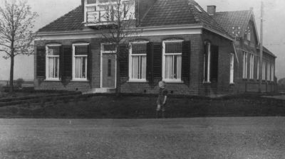 schoolmeesterhuis met school