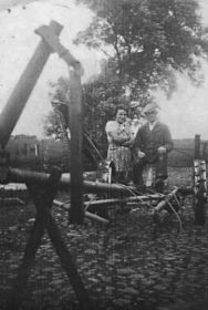 familie banga bij maaimachine
